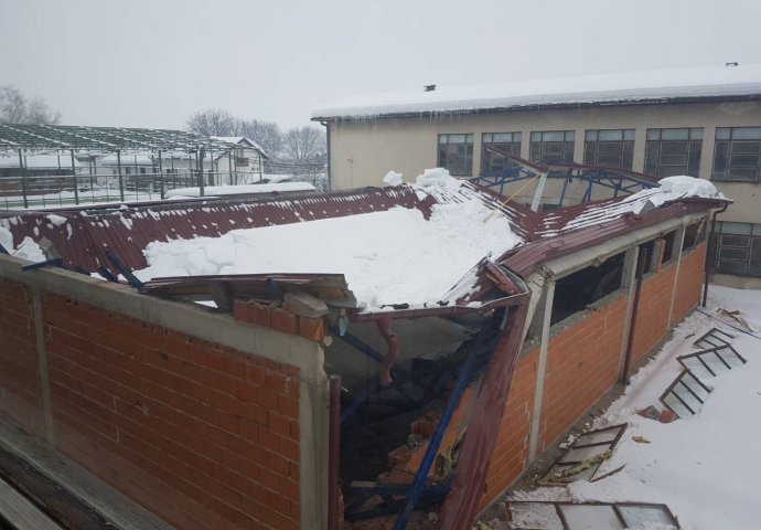 Bihać: Snijeg srušio krov školske sale
