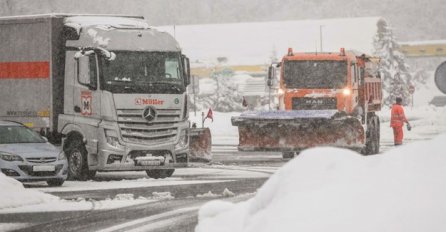 SNIJEG PARALISAO HRVATSKU: Haos u prometu, prevrnuo se školski autobus i cisterna (FOTO  + VIDEO)