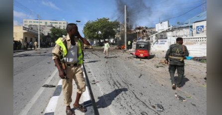 U napadima na predsjedničku palaču i hotel u Somaliji ubijeno najmanje 18 ljudi