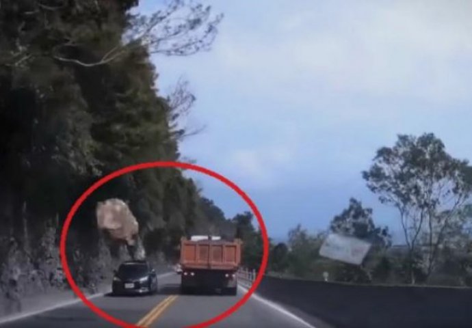 KAKVA SREĆA: Ogromna stijena pala na cestu i za dlaku promašila vozače! (VIDEO)