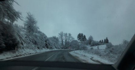 STANJE NA PUTEVIMA:Saobraća se po mokrom kolovozu, jak vjetar stvara sniježne nanose