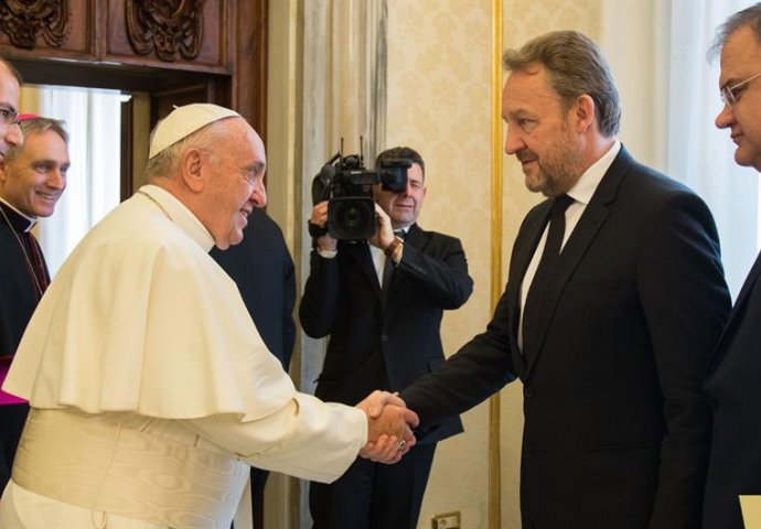 Izetbegović: Papa insistirao da spriječimo odlazak mladih