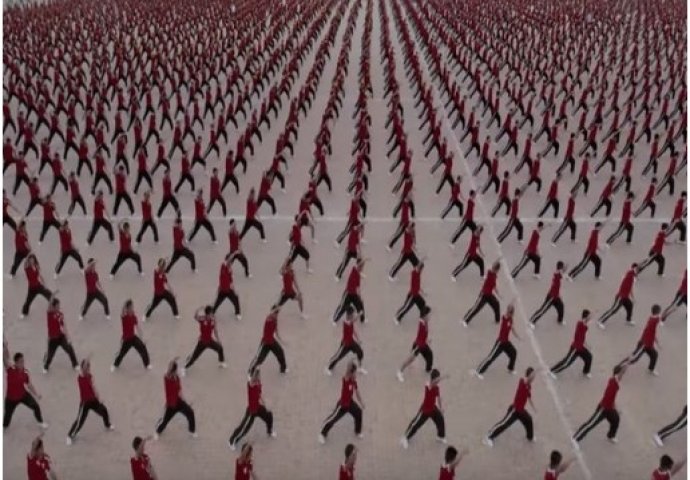Njima ne biste željeli stati na žulj! Pogledajte kako 36.000 djece u perfektnom skladu izvode kung fu poteze (VIDEO) 