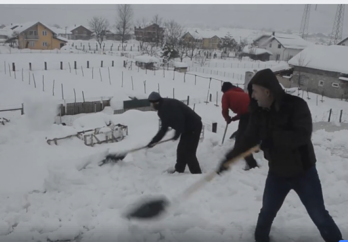 Ovo će vas nasmijati do suza! Kad čišćenje snijega “krene po zlu” Pogledajte snimak iz Bihaća koji je postao HIT
