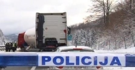 Frontalno se sudarili autobus i kamion, 14 osoba teško povrijeđeno