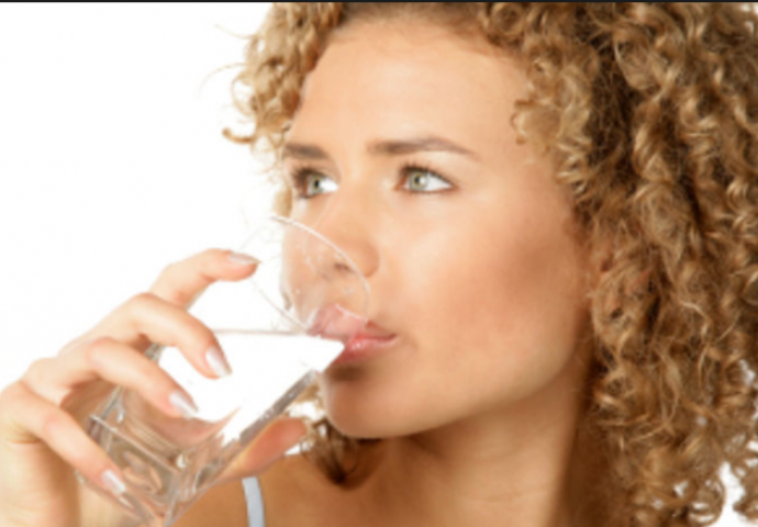 Da li treba na "na silu" piti osam čaša vode dnevno?