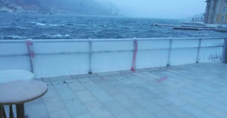 OVO SE JOŠ NIJE DESILO, SIBIRSKA HLADNOĆA ZALEDILA JADRANSKO MORE: Zatvaraju se škole, prizori su nevjerovatni (VIDEO)