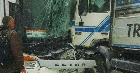 STRAVIČNA NESREĆA U HRVATSKOJ: Direktni sudar autobusa punog putnika i kamiona (UZNEMIRUJUĆE FOTOGRAFIJE)