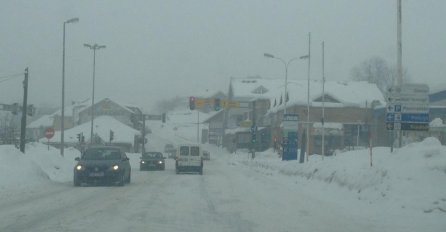 SNAŽNO NEVRIJEME U BIH: Napadalo metar snijega, krovovi se urušavaju, potpuni haos u saobraćaju 