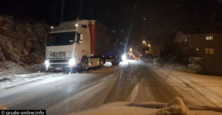 SNIJEG SE LEDI NA CESTI: Veliki problemi u saobraćaju, a na ovom dijelu puta je nagore