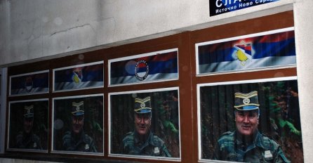 Novi plakati sa likom Ratka Mladića na zgradi opštine INS