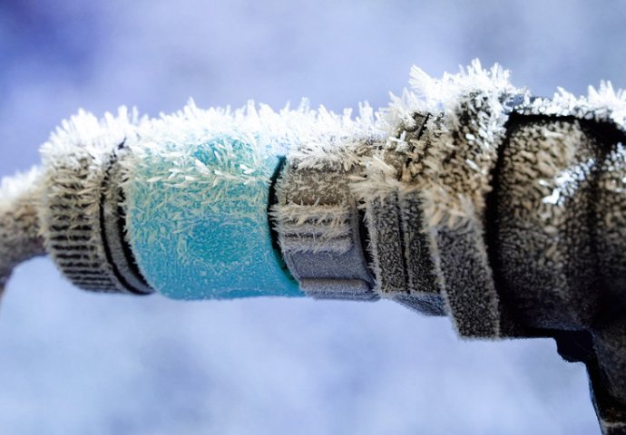 PREPORUKE ZA EKSTREMNO NISKE TEMPERATURE: Kako odlediti smrznute cijevi i česme, trik koji smo ranije trebali znati