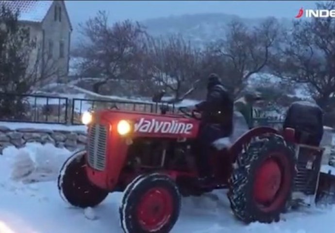 SNIMAK OBIŠAO REGIJU: Pogledajte kako Hrvati čiste snijeg (VIDEO)