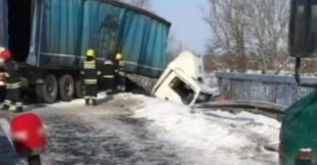 OKANČANA DRAMA NA AUTO - PUTU: Vozač spašen iz KAMIONA koji je VISIO nad provalijom i prevezen u bolnicu