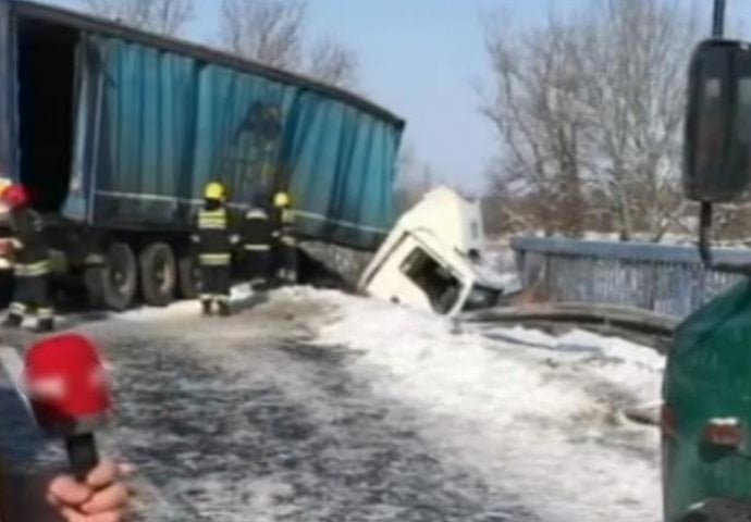 OKANČANA DRAMA NA AUTO - PUTU: Vozač spašen iz KAMIONA koji je VISIO nad provalijom i prevezen u bolnicu