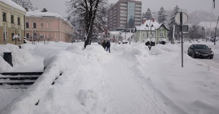 URUŠENI KROVOVI, POTPUNI HAOS U CAZINU: Proglašeno stanje prirodne nepogode, visina snježnog pokrivača i dalje raste