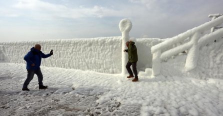 HRVATSKA OKOVANA LEDOM, ZALEDILO SE MORE I VODOPAD: Zanijemit ćete kad vidite fotografije! (FOTO)