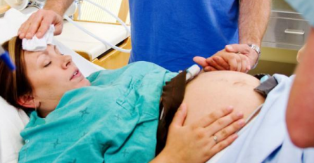 Svi u bolnici zanijemili: Beba prohodala nekoliko minuta nakon rođenja (VIDEO)