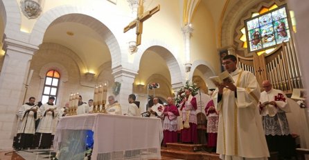 ODLUKA KOJA JE ZATEKLA MNOGE Vjernici od danas prije ulaska u crkvu moraju ostaviti broj telefona