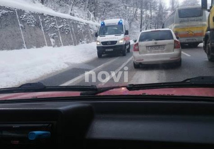 KILOMETARSKE KOLONE NA IVANU: Ratni veterani blokirali dionicu puta  M-17 Sarajevo-Konjic (FOTO)