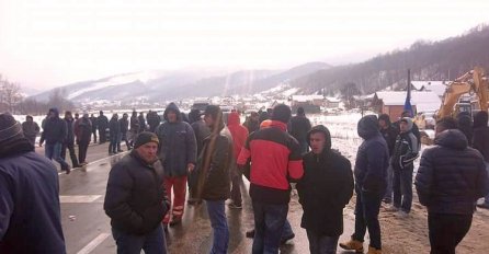 Demobilizirani borci u ZDK-u na tri lokaliteta blokirali M-17