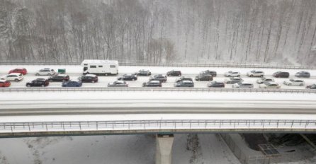 POTPUNI KOLAPS NA AUTOPUTEVIMA:  Preko 400 vozila zaglavljeno u smetovima (FOTO) 