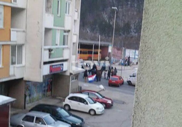 NOVI.BA NA LICU MJESTA : Borci blokirali M17 u Jablanici, stigla policija