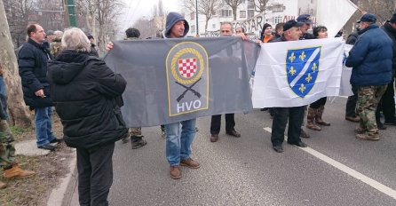 BIVŠI BORCI ARMIJE BiH i HVO-a PROTESTUJU ZAJEDNO: Ista muka svima!