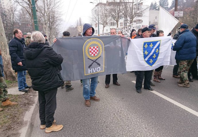 BIVŠI BORCI ARMIJE BiH i HVO-a PROTESTUJU ZAJEDNO: Ista muka svima!