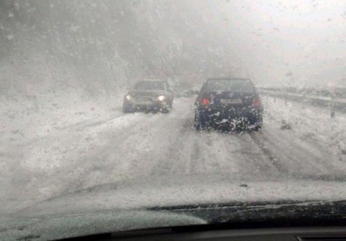 STANJE NA PUTEVIMA: Zbog sniježnih padavina obustavljen saobraćaj na više putnih pravaca
