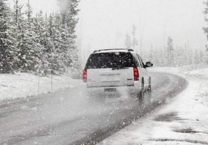 HAK UPOZORIO NA OPASNE UVJETE NA CESTAMA: Poledica i snijeg prijete vozačima diljem zemlje, evo gdje je najgore