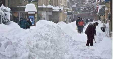 ALARMANTNO STANJE: Stotine vozača zatrpano na cestama, zatvoreni aerodromi, ima mrtvih! (VIDEO)
