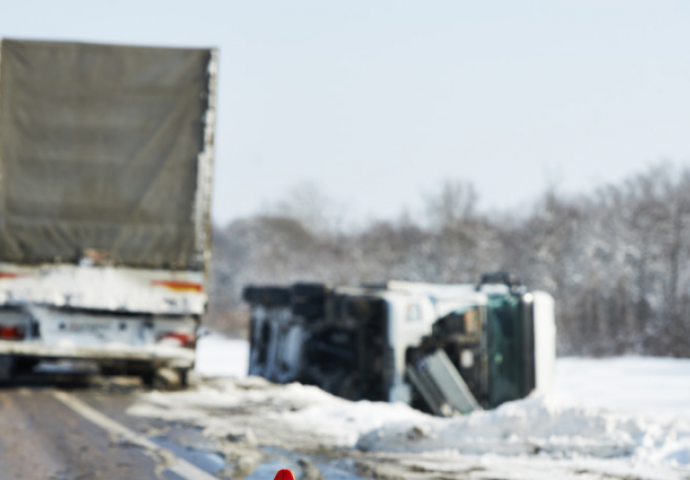  Kamion sletio s ceste: Jedna osoba smrtno stradala