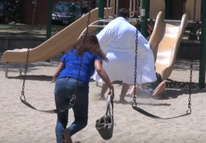Išao parkom i pokazivao djeci šta ima ispod 'ogrtača': Pogledajte reakciju roditelja! (VIDEO)