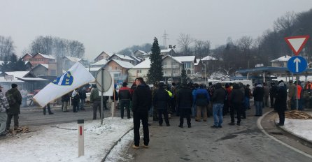 Borci i drugu noć proveli na Šićkom Brodu: Protest još uvijek traje