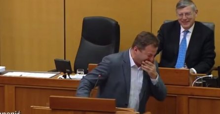 KOMEDIJA U HRVATSKOM SABORU: Zastupnik počeo pričati o bananama, pa prasnuo u smijeh (VIDEO)