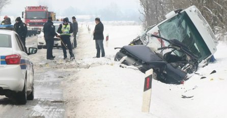 STRAŠNA NESREĆA: Sudar minibusa i automobila, ima mrtvih!