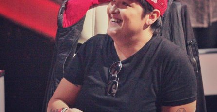 MARIJA ŠERIFOVIĆ U ZAGRLJAJU SA ISTETOVIRANIM MUŠKARCEM: Niko se nije nadao ovom (VIDEO)