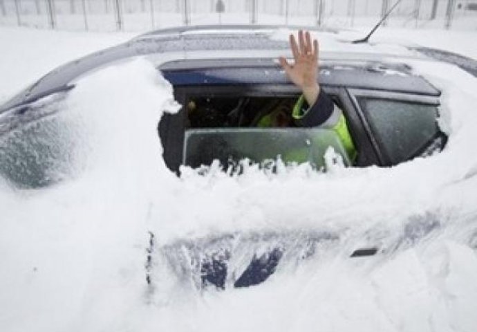 MORATE IH ZNATI: 2 fantastična trika da pokrenete automobil koji je zaglavljen u snijegu!