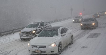 Zbog nevremena otkazani letovi: STOTINE HILJADA LJUDI OSTALO BEZ STRUJE!