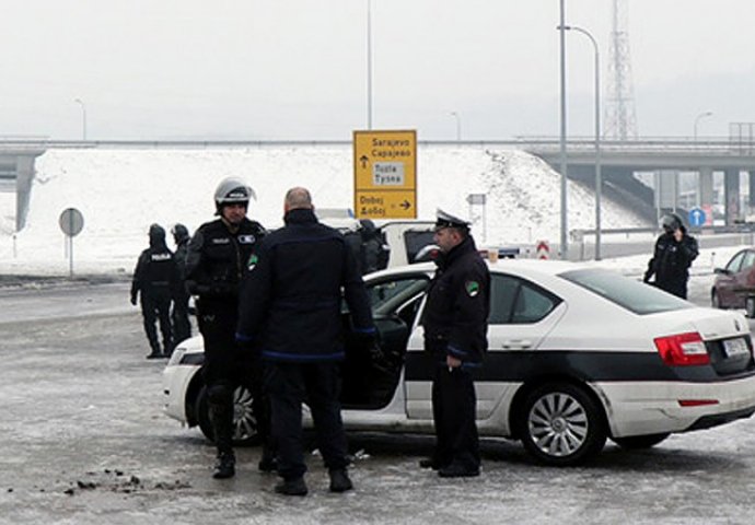 OSAM OSOBA PRIVEDENO TOKOM DEBLOKADE PETLJE ŠIĆKI BROD: Dvije osobe starosne dobi od 19 i 21 godine
