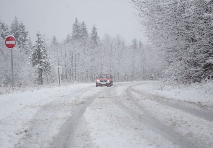 VOZAČI, OBRATITE PAŽNJU: Na dionicama preko prijevoja ima ugaženog snijega, smanjena i vidljivost