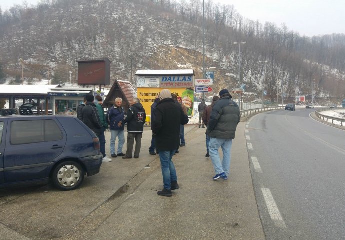 RASTE BROJ BORACA NA M17: Stigla i policija