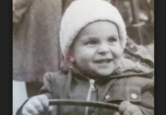 Znate li koji je glumac na fotografiji? Danas je pravi frajer, djevojke sjeku vene za njim