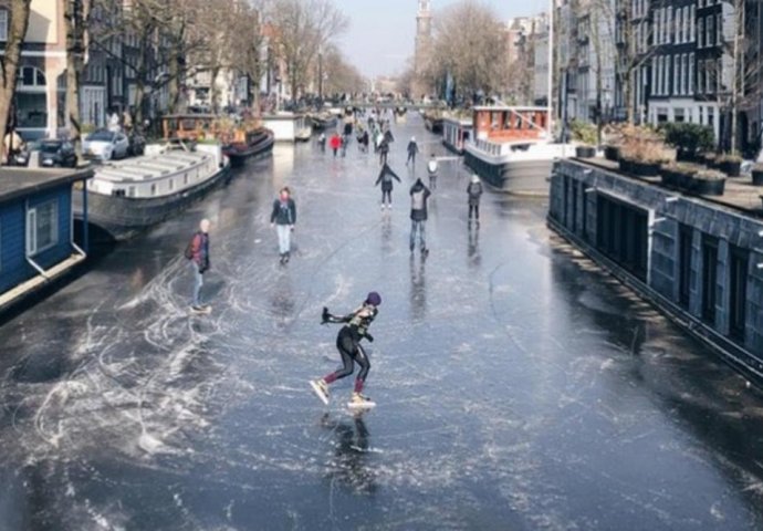 VESELA ZIMA: Toliko je hladno da se ljudi klizaju po zaleđenim kanalima (VIDEO)