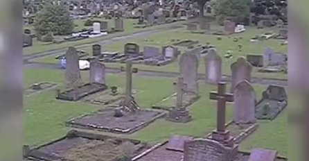 Radnik na groblju gledao snimak nadzorne kamere: Nije mogao vjerovati očima šta se pojavilo na 0:11! (VIDEO)