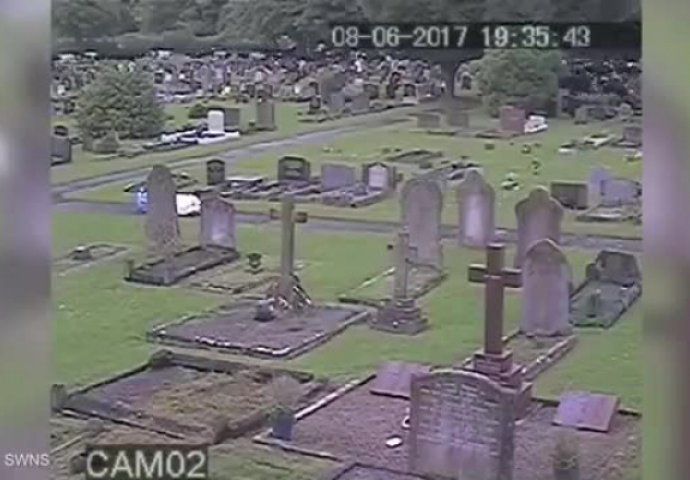 Radnik na groblju gledao snimak nadzorne kamere: Nije mogao vjerovati očima šta se pojavilo na 0:11! (VIDEO)