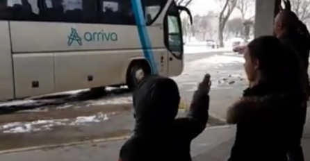 Ovaj video je potresao region: “Plenkoviću, pogledajte majku dok ostavlja djecu i odlazi u inozemstvo!”