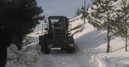 Oružane snage BiH angažirane na čišćenju snijega u Bosanskom Grahovu