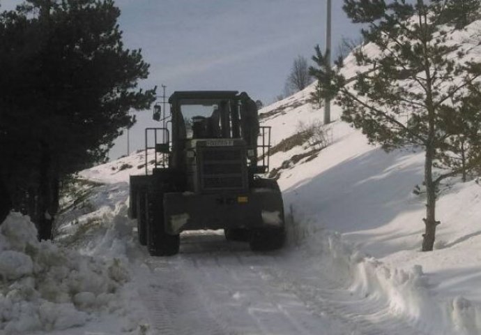 Oružane snage BiH angažirane na čišćenju snijega u Bosanskom Grahovu
